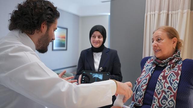 Önemsiz sandığı ağrı gizli tehlikeyi ortaya çıkardı! Diz ve kalça ağrısıyla gitti, bağırsak kanserinden kurtuldu