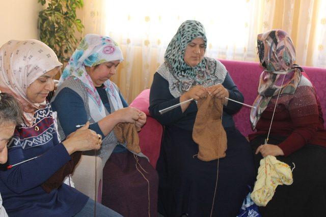 Hataylı kadınlar Mehmetçiğe atkı ve bere örüyor