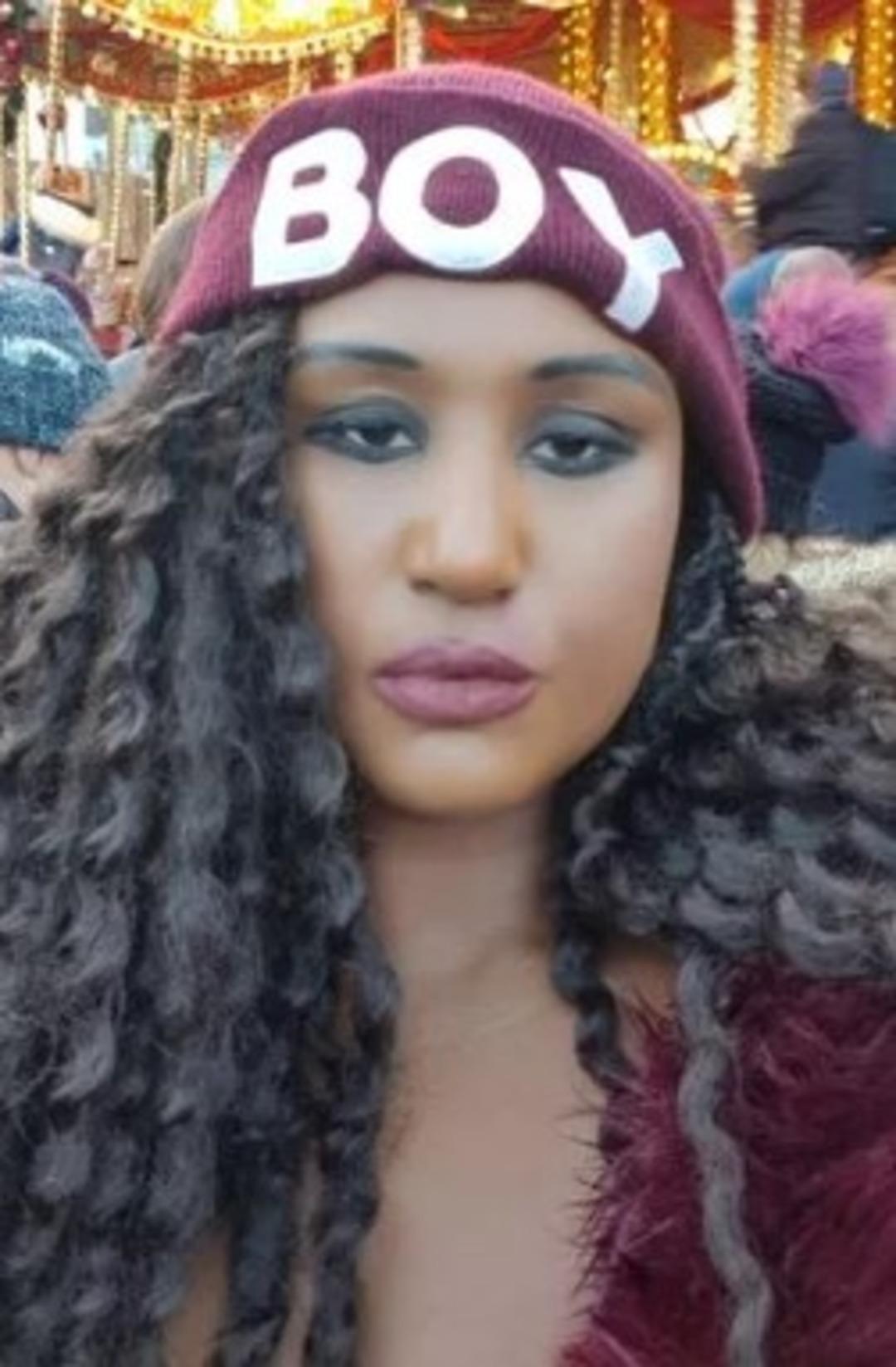 Kendisini 43 yaşında! Yarı yaşından küçük erkeklerle sevgili olduğunu açıkladı: "Bu eğlenceli bir deneyim" 1