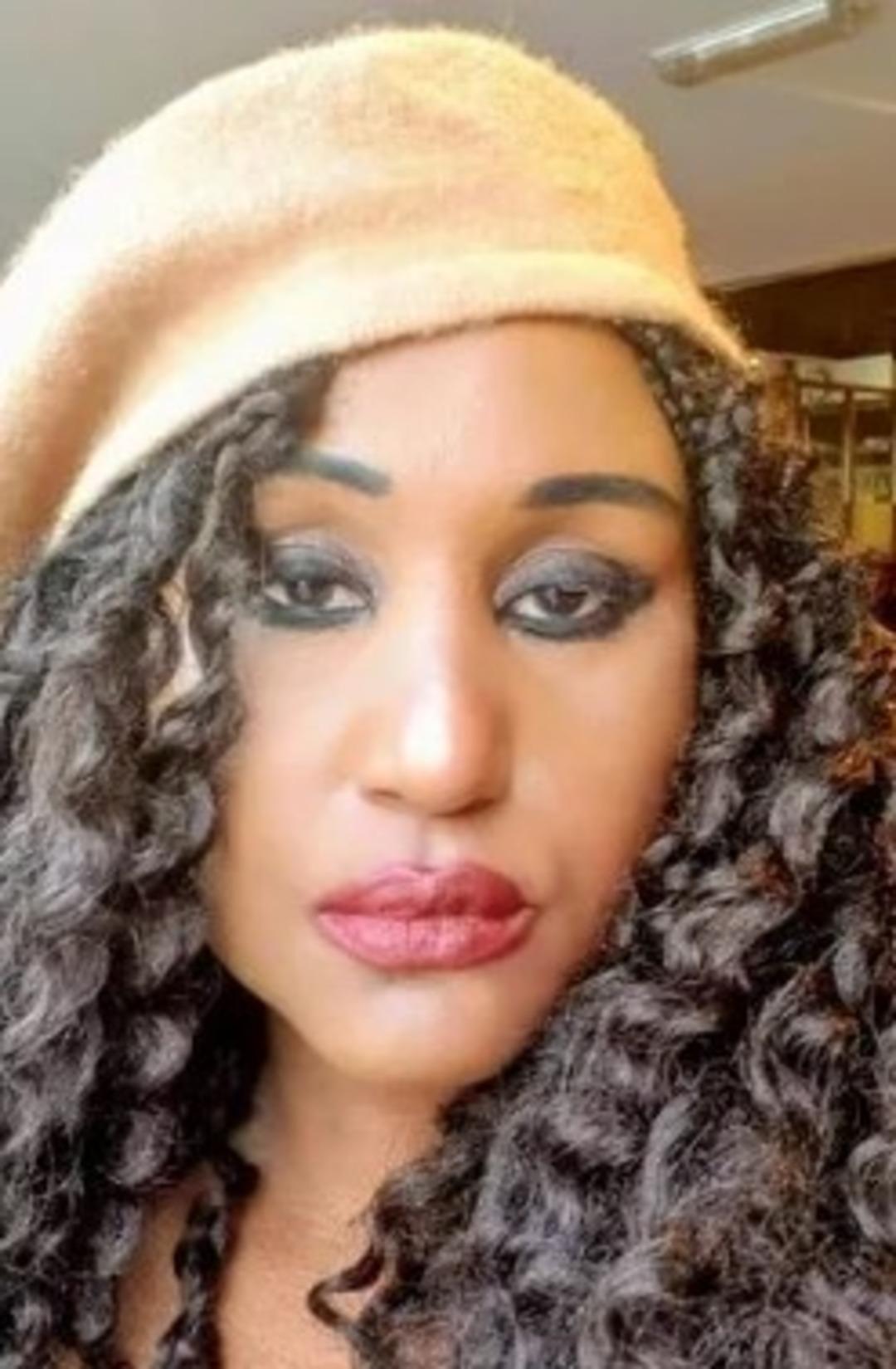 Kendisini 43 yaşında! Yarı yaşından küçük erkeklerle sevgili olduğunu açıkladı: "Bu eğlenceli bir deneyim" 2