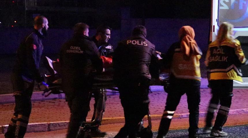 Denizli’de sokak ortasında kanlı hesaplaşma! Bıçak çekip 2 kişiyi yaraladılar, ortadan kayboldular