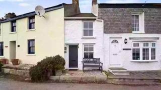 İngiltere'nin en küçük evi! Değeri 235 bin sterlin (yaklaşık 10 milyon TL) olan evin içini gören inanamadı: 'Bir kedilik yer bile yok'