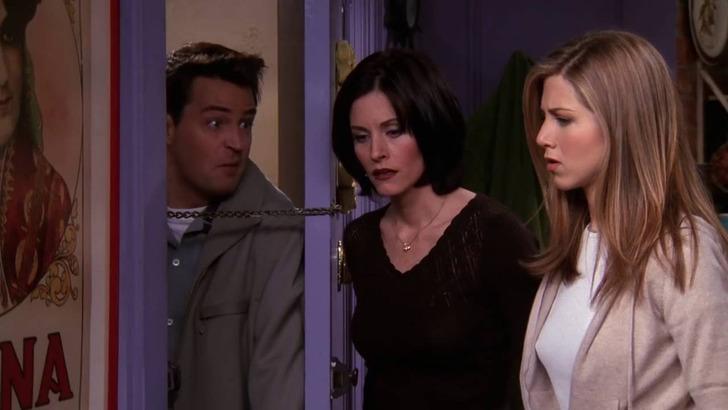 Sabah apartman girişinde komşularınla karşılaştın. Ne yaparsın?