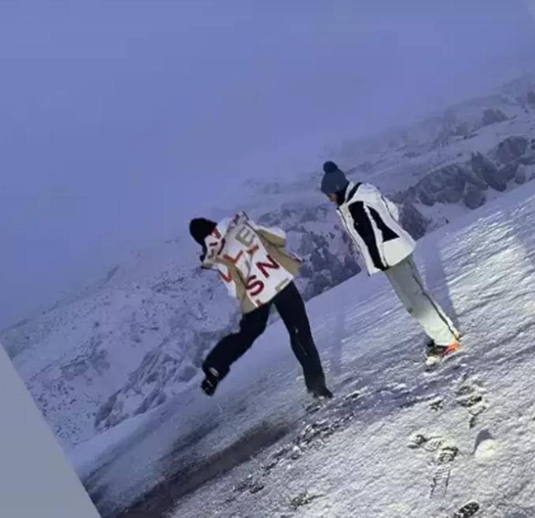 Tuba Büyüküstün ikiz kızlarıyla kar keyfi yaptı! "Kocaman olmuşlar" 3