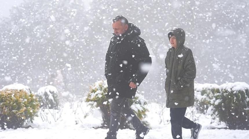 Sosyal medya bunu konuşuyor! İstanbul'da cuma günü okullar tatil edilecek mi? İşte son durum...