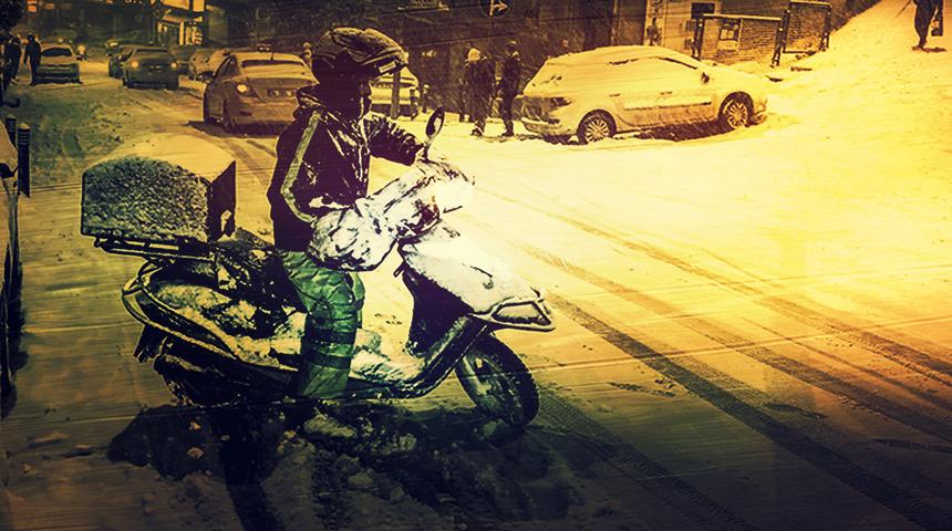 İstanbul'da kar alarmı! Gece yarısından sonra motosiklet ve kuryelerin trafiğe çıkması yasaklandı