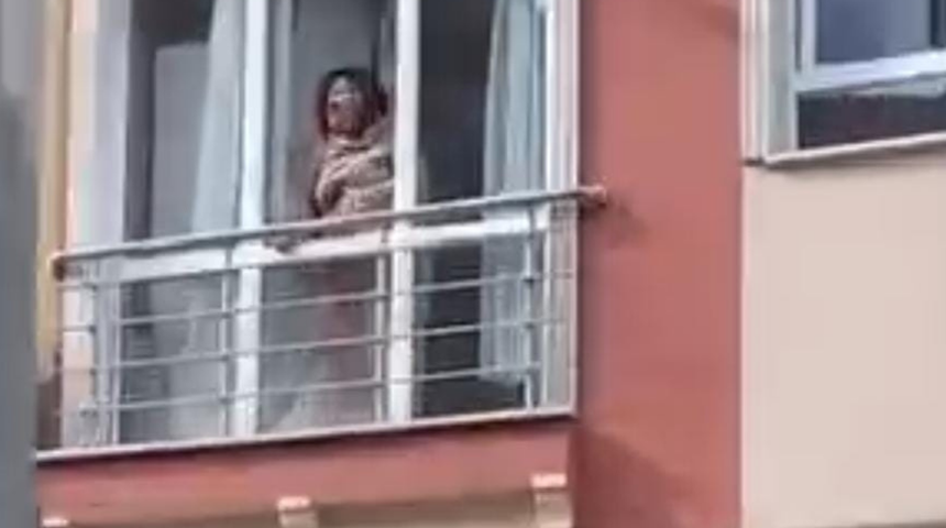 Eşini ve 5 yaşındaki kayınbiraderini bıçakladı! Elinden kurtulup kanlar içinde cama çıktı! O anlar ise görüntülendi...