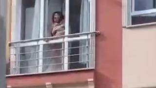 Eşini ve 5 yaşındaki kayınbiraderini bıçakladı! Elinden kurtulup kanlar içinde cama çıktı! O anlar ise görüntülendi...