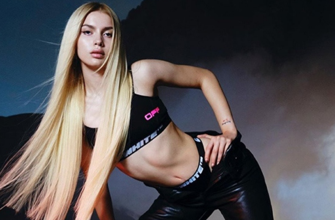 Aleyna Tilki'nin kahvehanede amcalarla birlikte verdiği pozlar olay oldu! Tarzı ise dikkat &ccedil;ekti...