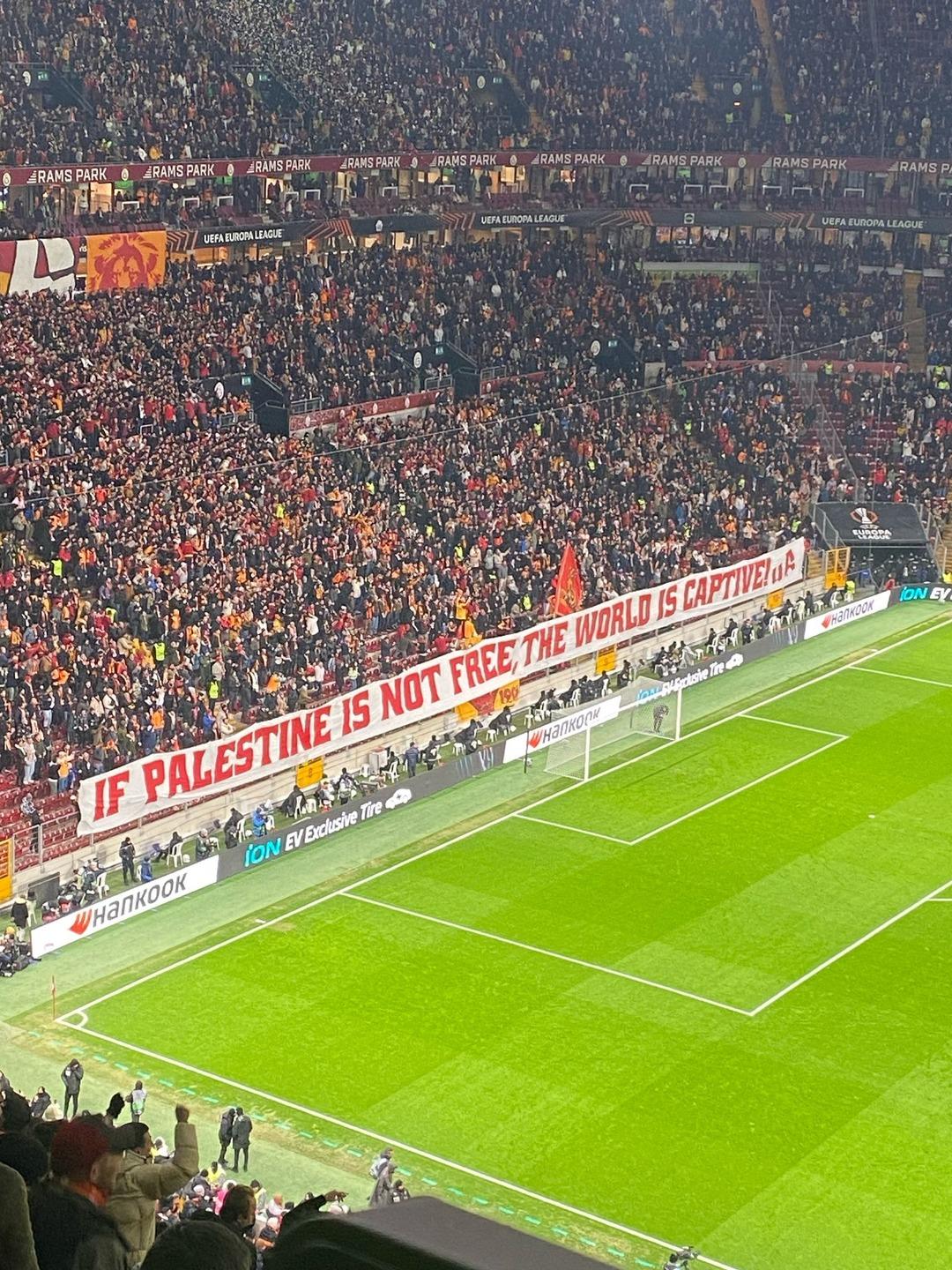 575408_GALATASARAYLI-TARAFTARLAR-DOGU-TRIBUNU’