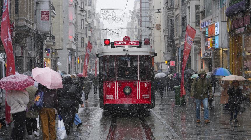 Beklenen gün geldi! Uzman isim miktar verdi: İstanbul'da ne kadar kar yağacak? "Market alışverişinizi şimdiden yapın"
