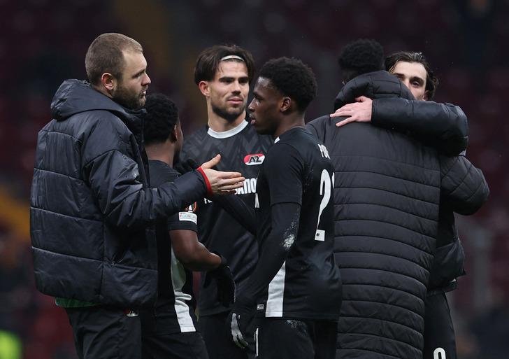 Galatasaray UEFA Avrupa Ligi'nden elenmesine tepkiler büyüyor: İşte ligin hali... Son 16'ya bile kalamadı ligde 3 beraberliği var... G2