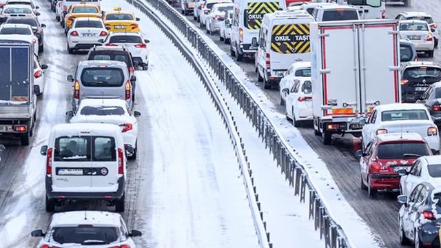 İstanbul’da dik yokuşta zor anlar: Araçlar kayarak ilerledi! Kar yağışının etkili olduğu bölgeler…