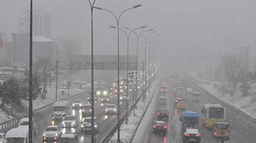 Haftanın son gününden şaşırtan manzara: İstanbul'da trafik yoğunluğu yüzde 10 düştü! Ulaşım sakin seyrediyor... 