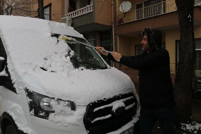 Bursa ve Yalova'da kar yağışı etkili oluyor