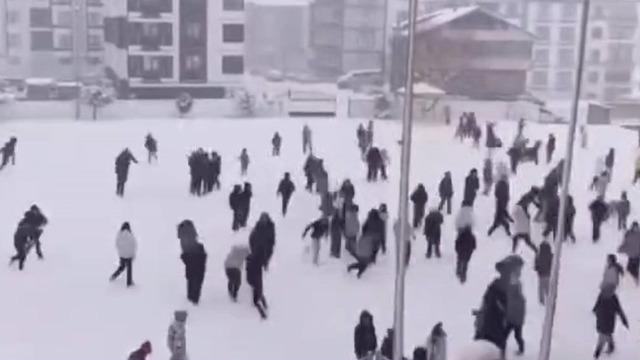 Çığlıkları okulu inletti! Kar yağışını gören müdür bile dayanamadı... Çıkartayım mı sizi?