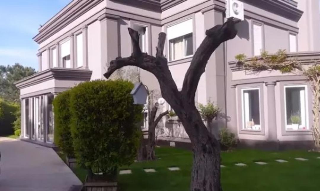 İbrahim Tatlıses in gelini Yasemin Şefkatli nin Zekariyaköy deki 4 katlı ultra lüks villası sosyal medyayı salladı! Kar manzarası mest etti  4