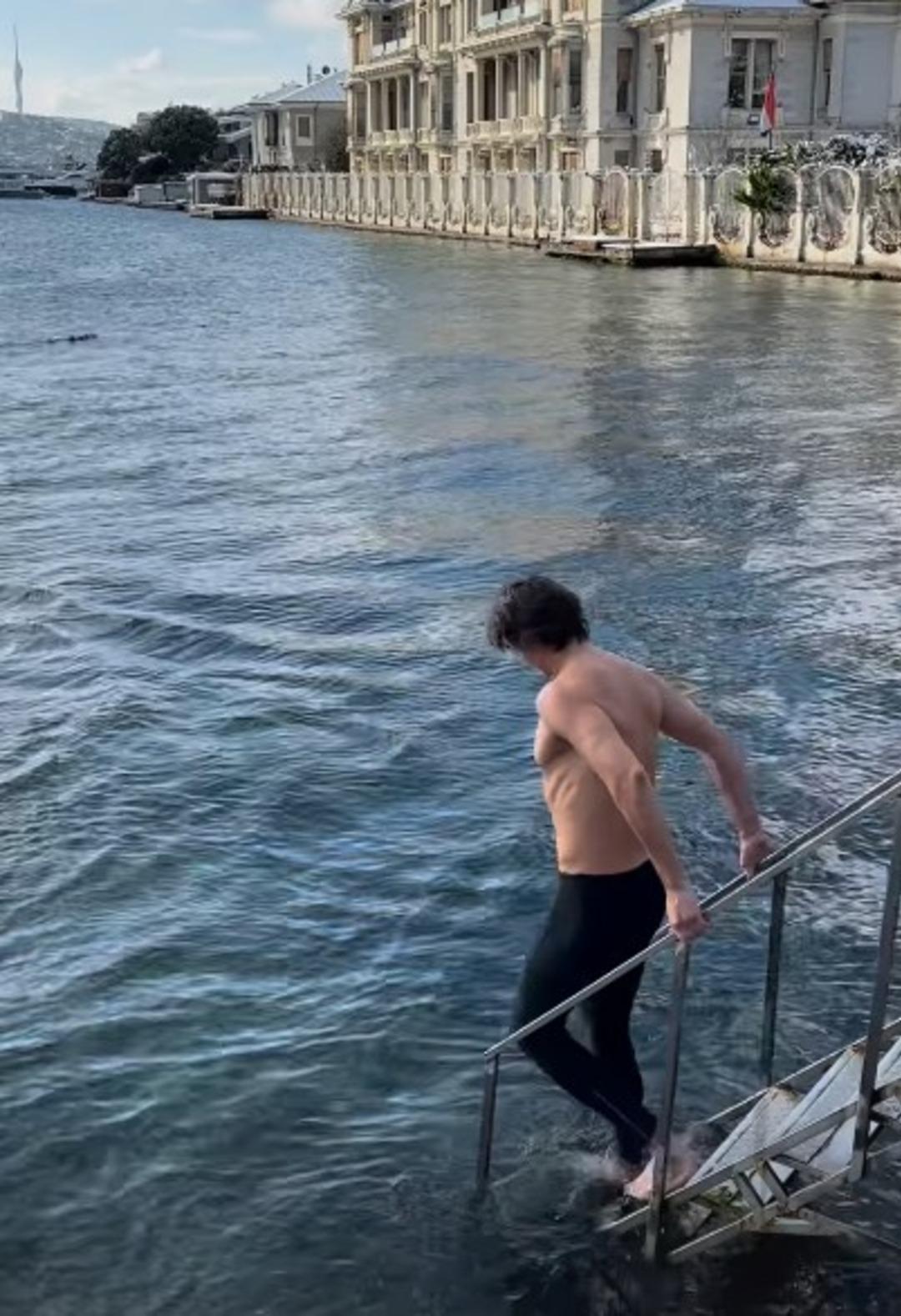 İbrahim Kutluay karlı havada deniz girdi! İzleyenler bile dayanamadı  2