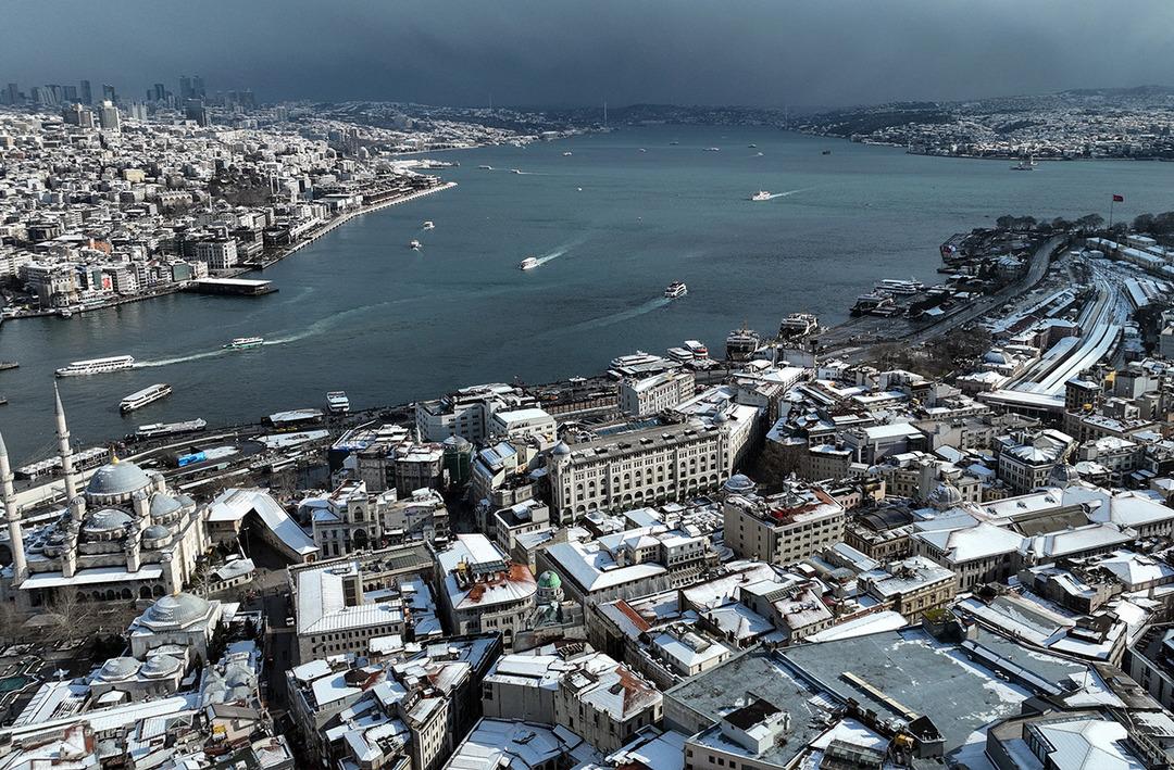 İstanbul'da kartpostallık g&ouml;r&uuml;nt&uuml;! Kentin tarihi simgeleri beyaza b&uuml;r&uuml;nd&uuml;