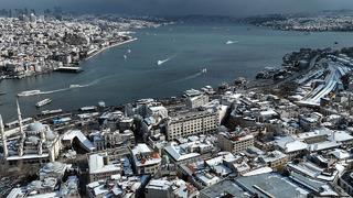 İstanbul'da kartpostallık görüntü! Kentin tarihi simgeleri beyaza büründü