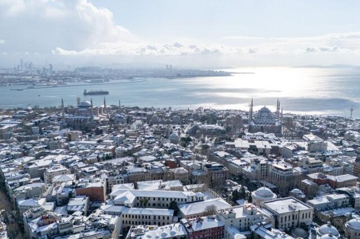 İstanbul'da kartpostallık görüntü! Kentin tarihi simgeleri beyaza büründü G1