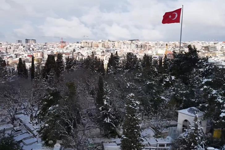 İstanbul'da kartpostallık görüntü! Kentin tarihi simgeleri beyaza büründü G5