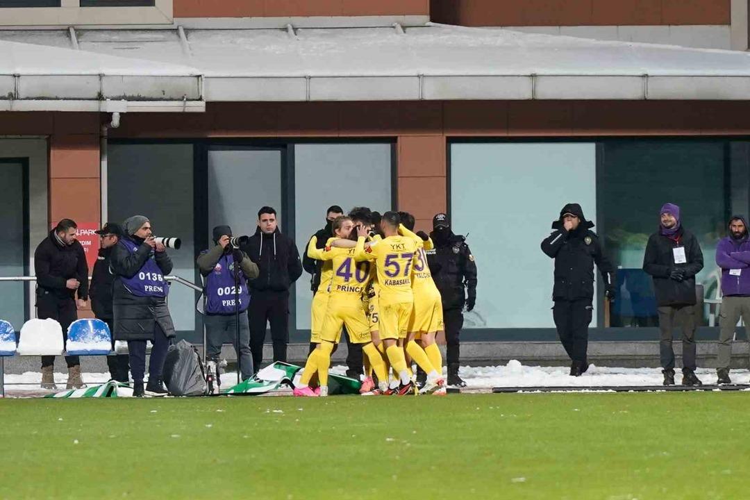 Beşiktaş ın yükselişi son sürat devam ediyor! Ligin en az gol yiyen takımı Eyüpspor u 3-1 le geçtiler... 1