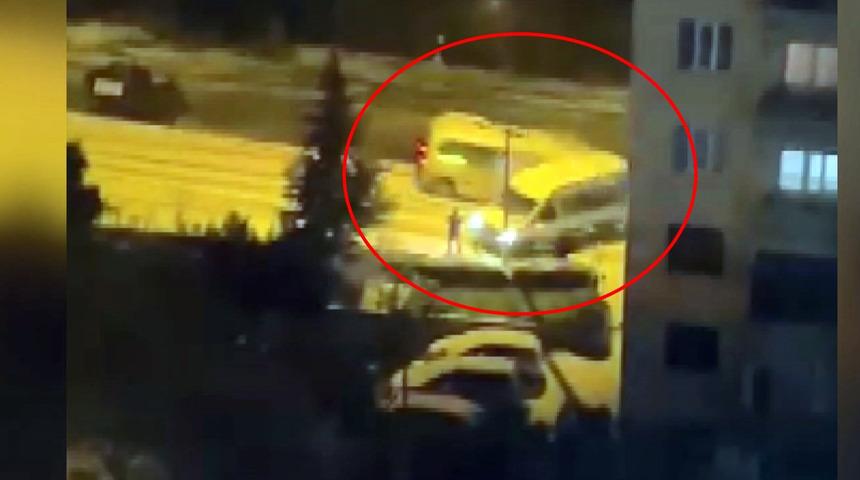 Buzlanan yolda kayan işçi servisine halk otobüsü çarptı; o anlar kamerada!