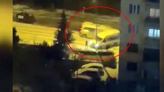 Buzlanan yolda kayan işçi servisine halk otobüsü çarptı; o anlar kamerada!