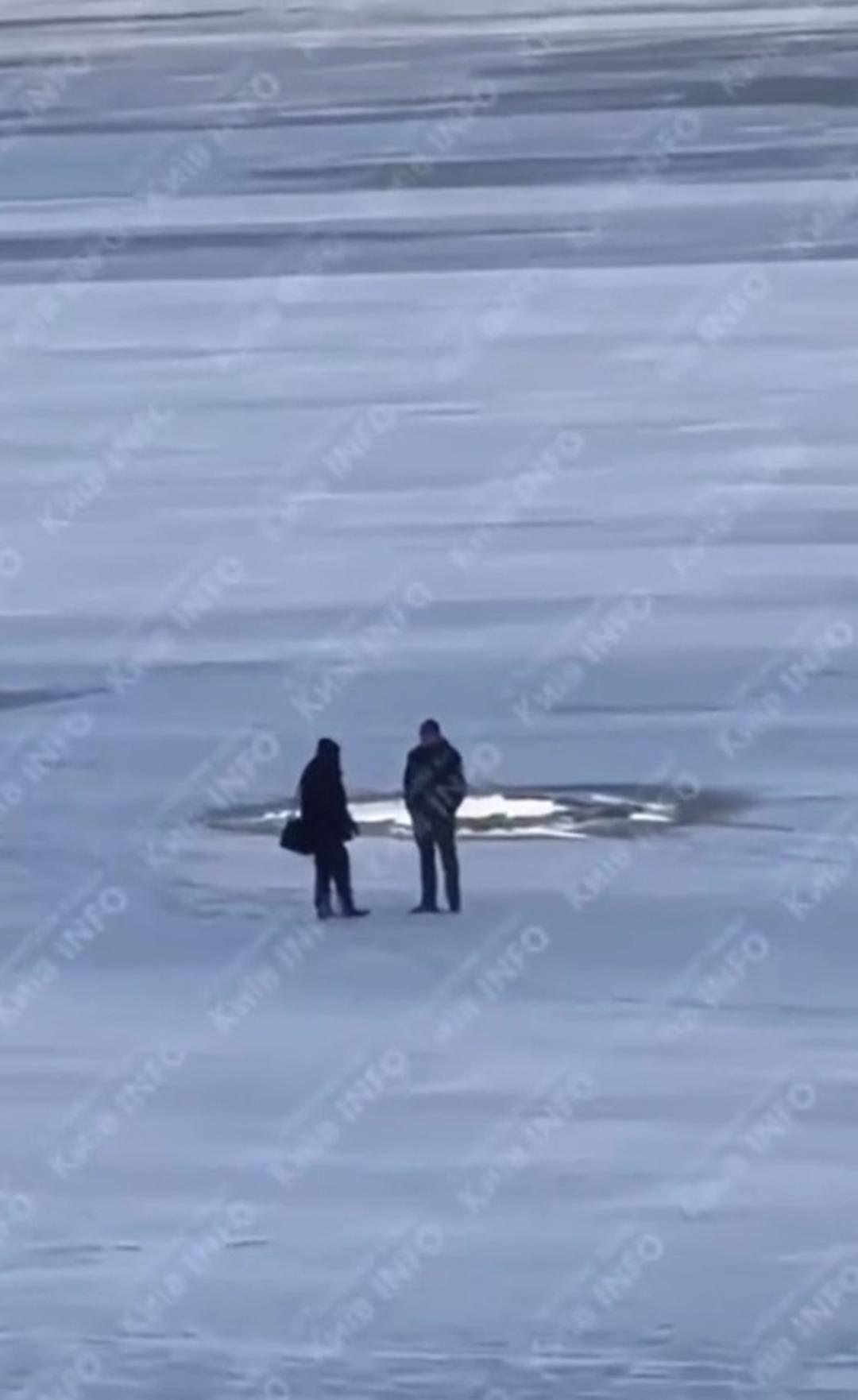 Buz tutan gölden arabasıyla geçmek istedi! Buz kırılınca hayatının şokunu yaşadı 1