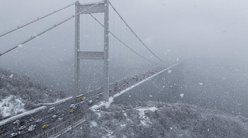 Meteoroloji'den İstanbul dahil 13 ile sarı ve turuncu kodlu uyarı! Bu geceye dikkat: Şiddetli kar yağışı ve soğuk...