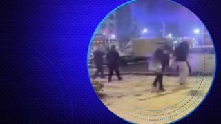 Çocuklar görevdeki polisleri kartopu yağmuruna tuttu: Kar savaşı kameralara yansıdı…