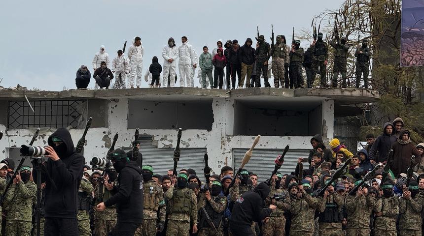 Dünyanın konuştuğu kare! İsrailli esir Hamaslıyı alnından öptü