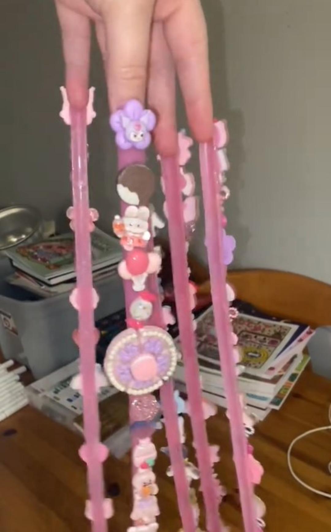 Tırnaklarının boyu 1.2 metre! Sosyal medyada gündem yarattı: İnsanların en merak ettiği soruları böyle yanıtladı 1