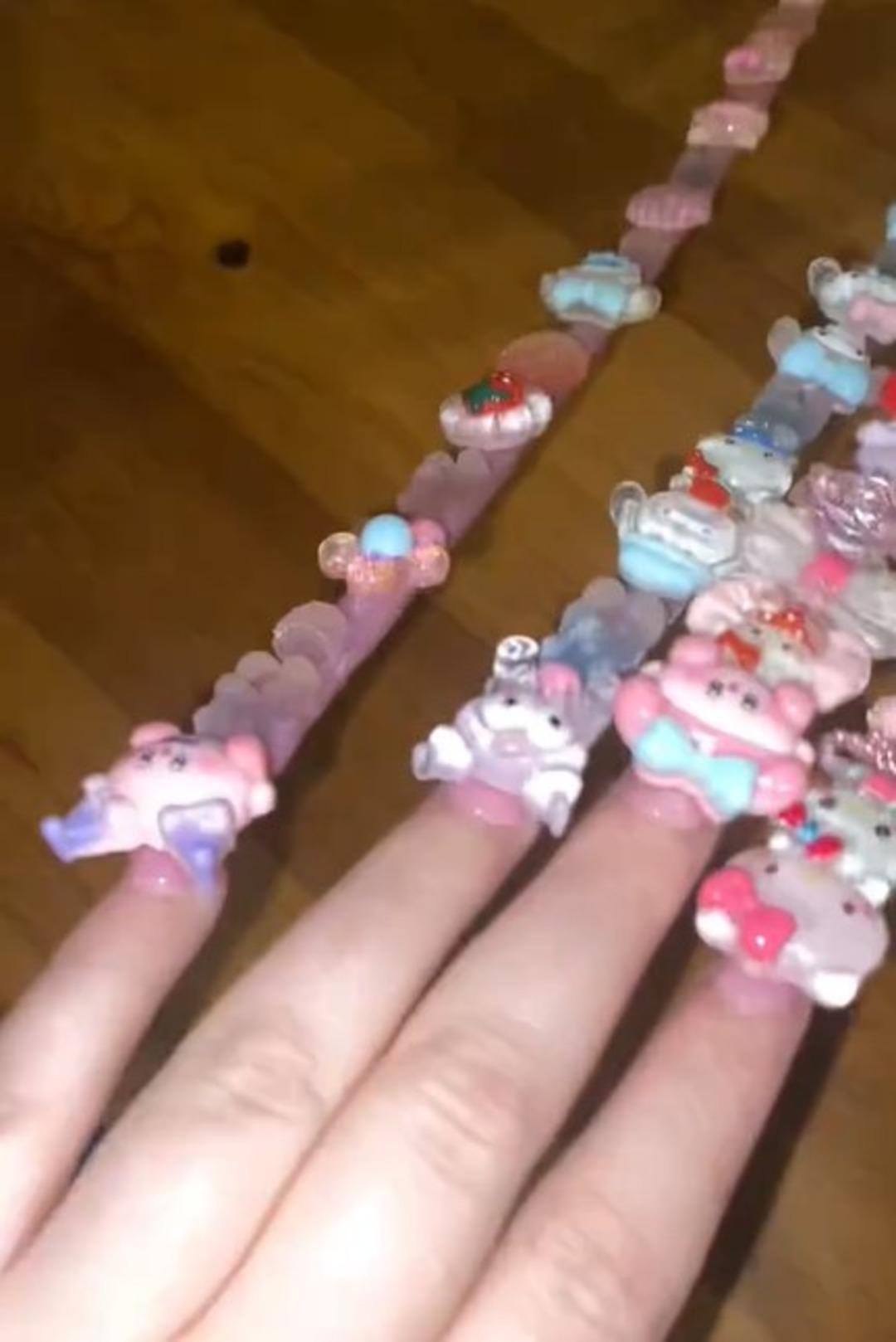 Tırnaklarının boyu 1.2 metre! Sosyal medyada gündem yarattı: İnsanların en merak ettiği soruları böyle yanıtladı 2