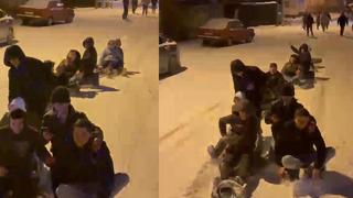 Poşetle kayak yapanı çok gördünüz ama böyle karda kaymayı hiç görmediniz: Traktörün arkasına lastik bağladılar… 