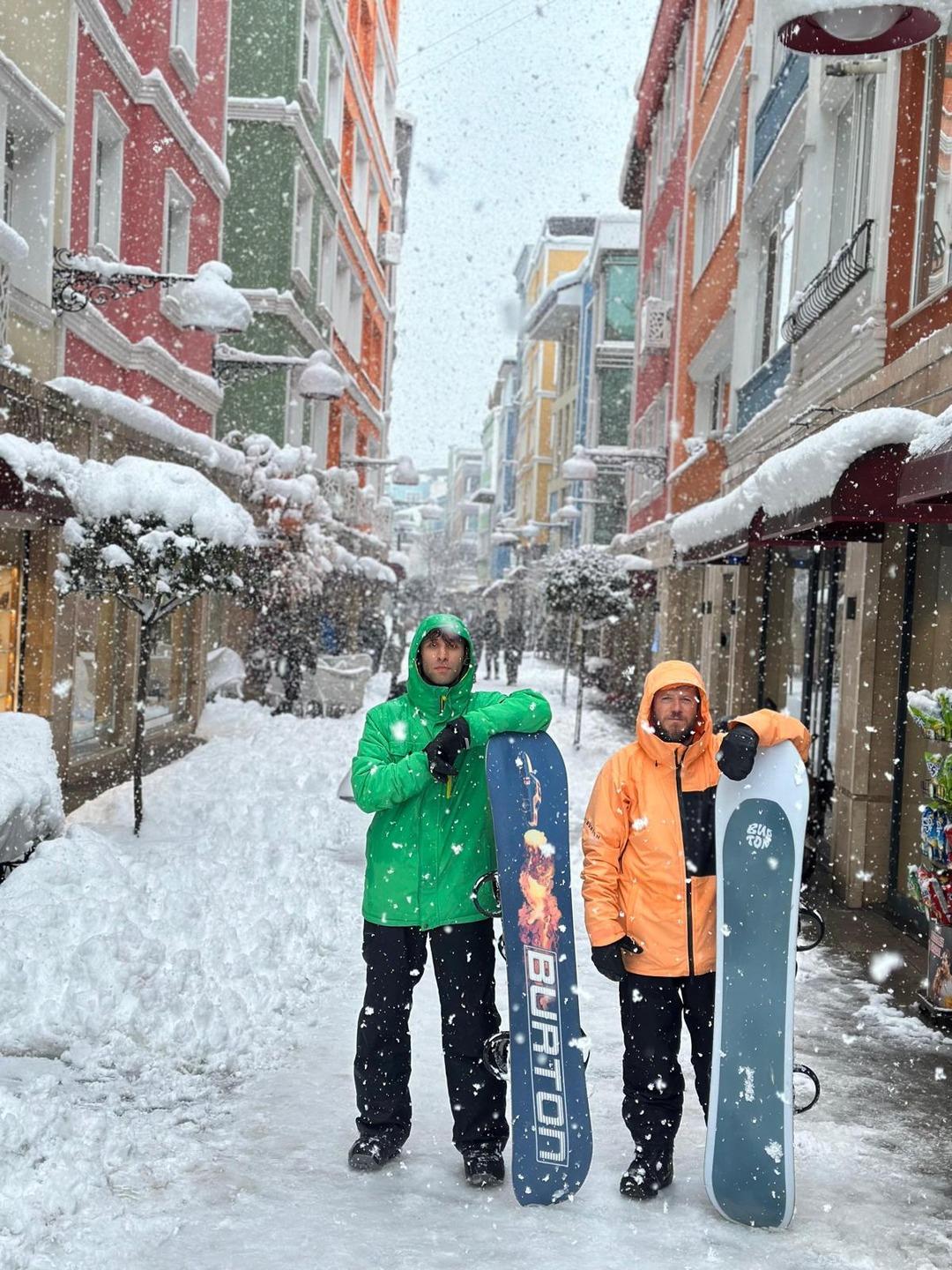 Yer: Ordu! Kar kalınlığı o kadar fazlaydı ki sokak arasında snowboard yaptılar... 1