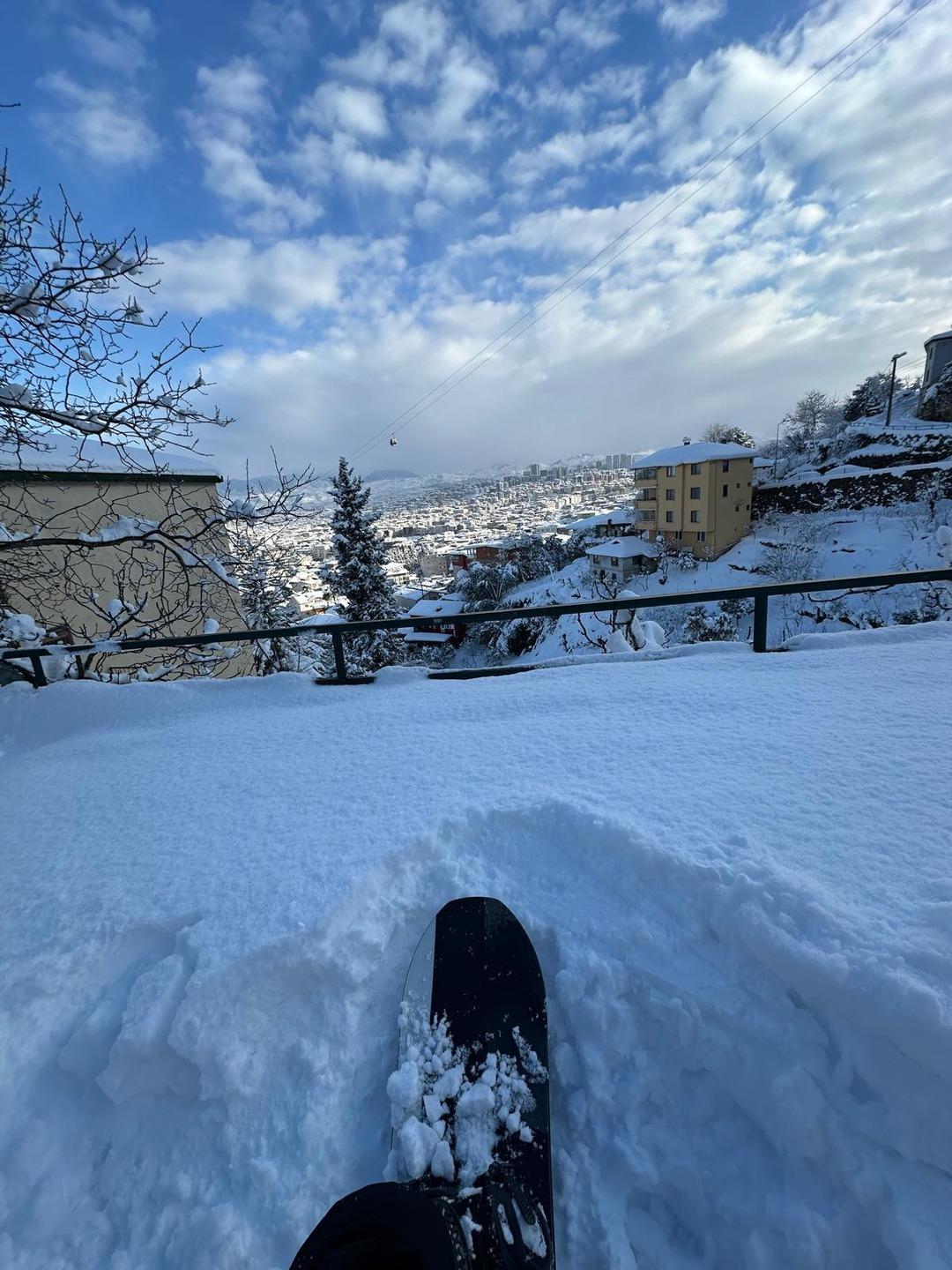 Yer: Ordu! Kar kalınlığı o kadar fazlaydı ki sokak arasında snowboard yaptılar... 3