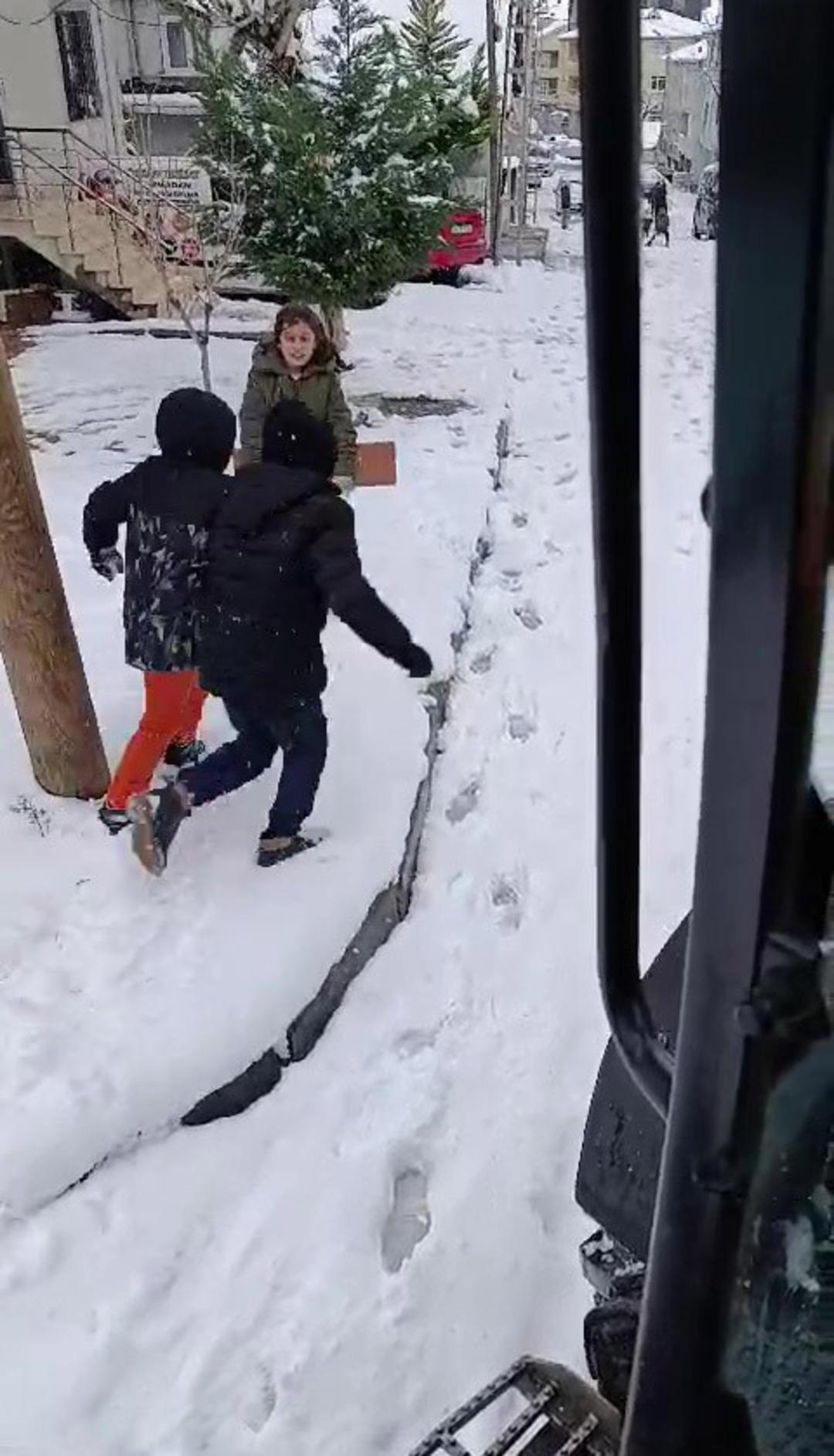 Aracın önünü kesip adeta yalvardılar: "Gelme abi Allah aşkına" O anlar sosyal medyada viral olunca mesaj yağdı 2