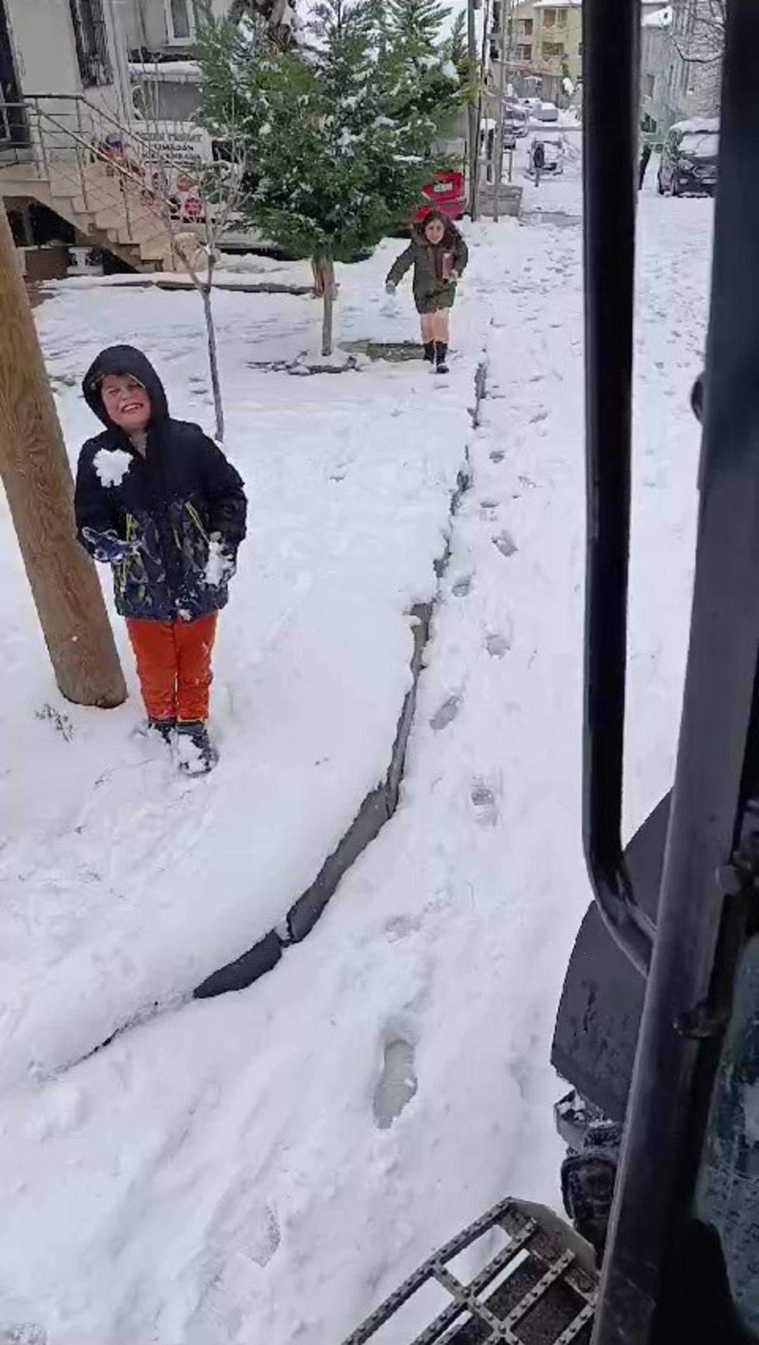 Aracın önünü kesip adeta yalvardılar: "Gelme abi Allah aşkına" O anlar sosyal medyada viral olunca mesaj yağdı 3