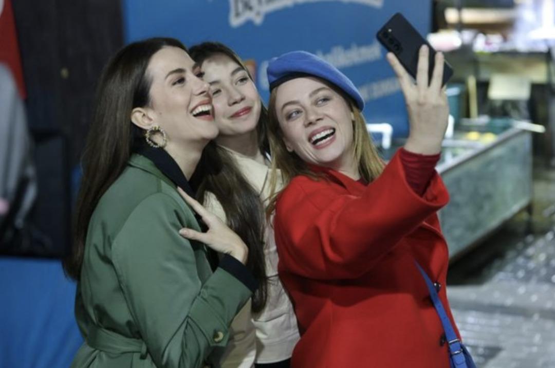 Bahar karakterinin içimizi açan rengarenk kombinleri 12