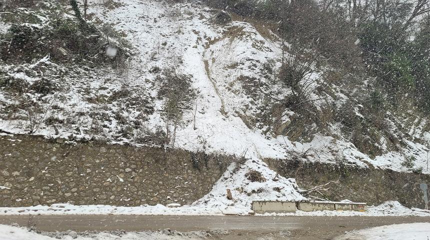 Kastamonu'da dağdan kopan taşlar yola düştü! Binalar tahliye edildi