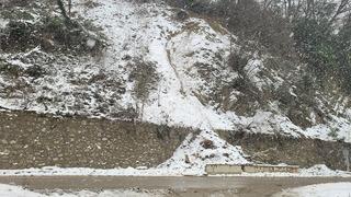 Kastamonu'da dağdan kopan taşlar yola düştü! Binalar tahliye edildi