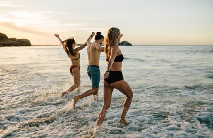 Yazın sahilde bir gün geçiriyorsun! Üstünde ne var? 