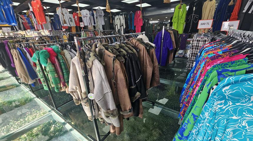 Görenler gözlerine inanamıyor! Antalya'da 800 yıllık tarihin üzerinde kıyafet satıyorlar: "Sonlandırılması gerek"