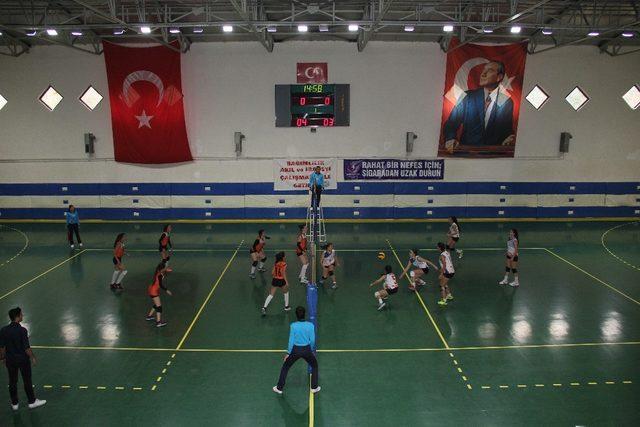 Türkiye Okul Sporları Voleybol Gençler Grup Birinciliği Mersin’de başladı