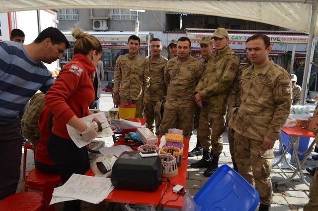 Askerden Afrin’deki Mehmetçiğe kan bağışı