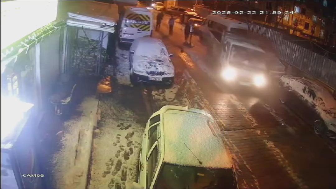 Önce çarptı, sonra kaçtı! İstanbul’da direksiyon hakimiyetini kaybeden kamyonet sürücüsü, görenleri şaşkına çevirdi 1