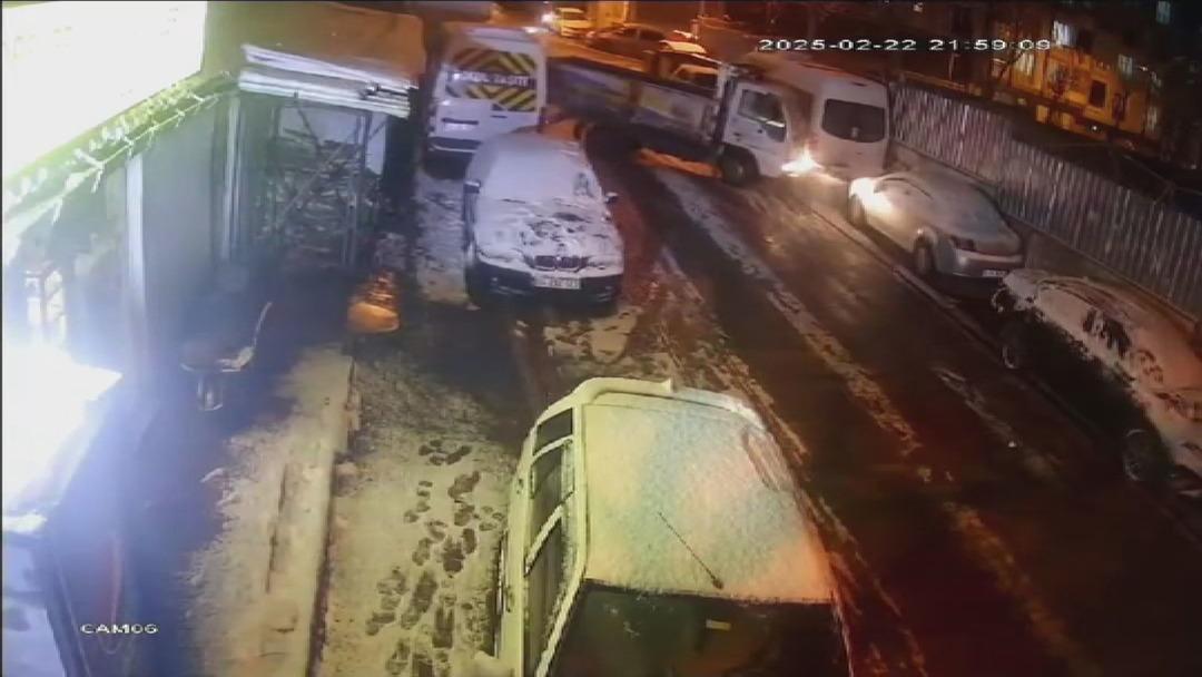 Önce çarptı, sonra kaçtı! İstanbul’da direksiyon hakimiyetini kaybeden kamyonet sürücüsü, görenleri şaşkına çevirdi 2