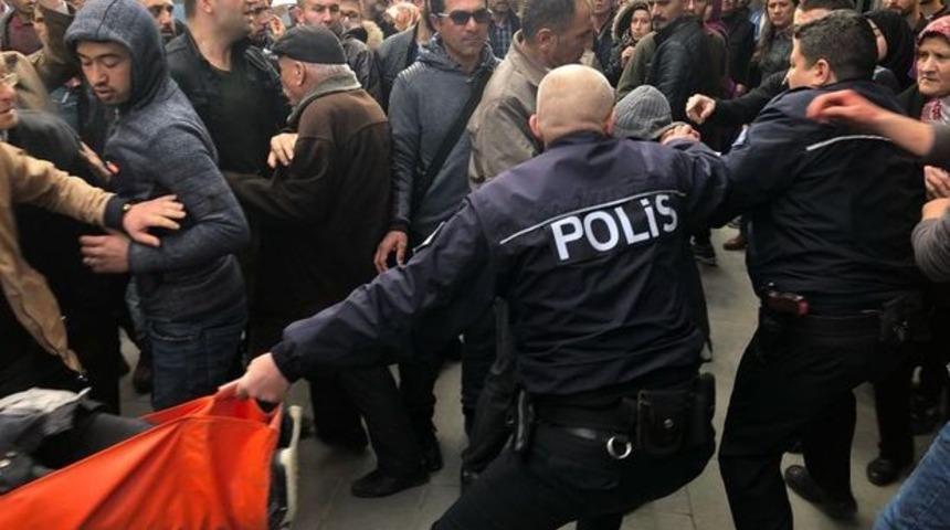 Bı&ccedil;akladığı &ccedil;ocuk ambulansa taşınırken tekrar saldırdı!